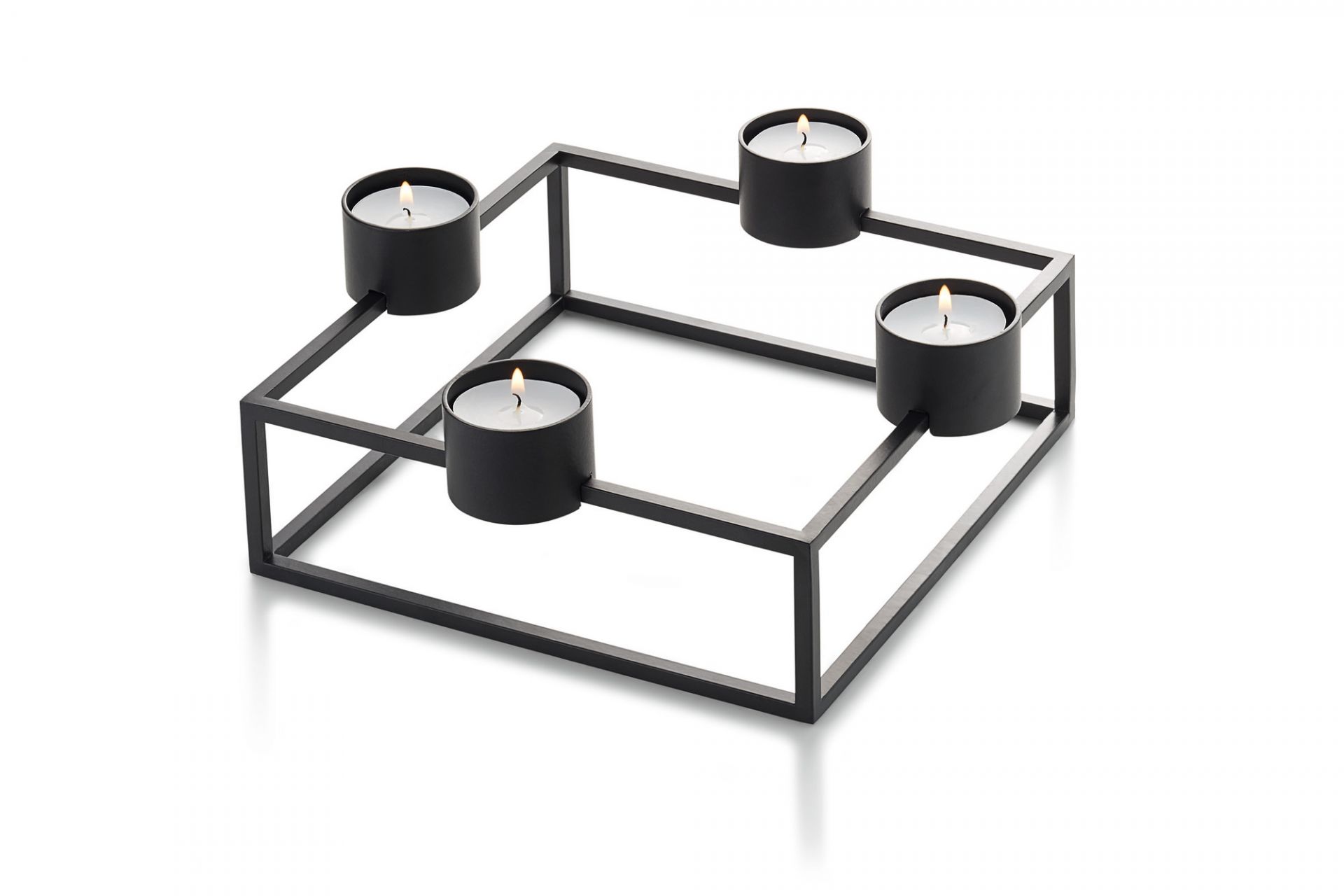 Schwarzer Cubo Kerzenhalter von Philippi mit vier brennenden Teelichtern in modernem, quadratischem Design.